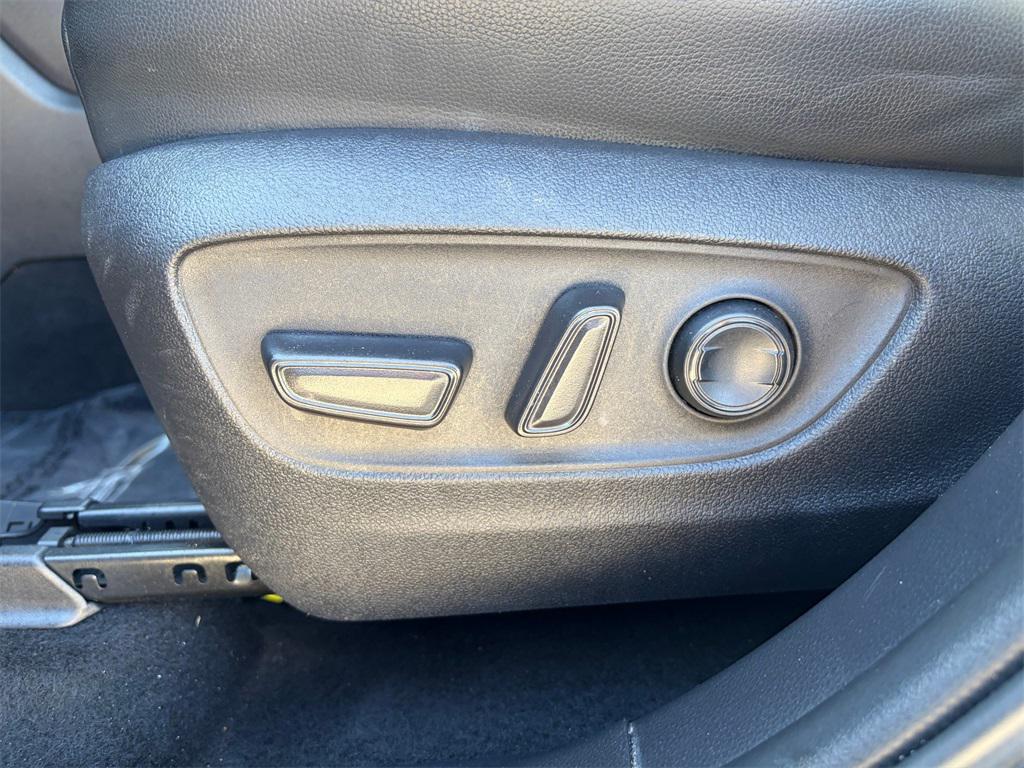 used 2022 Toyota Highlander car, priced at $26,899