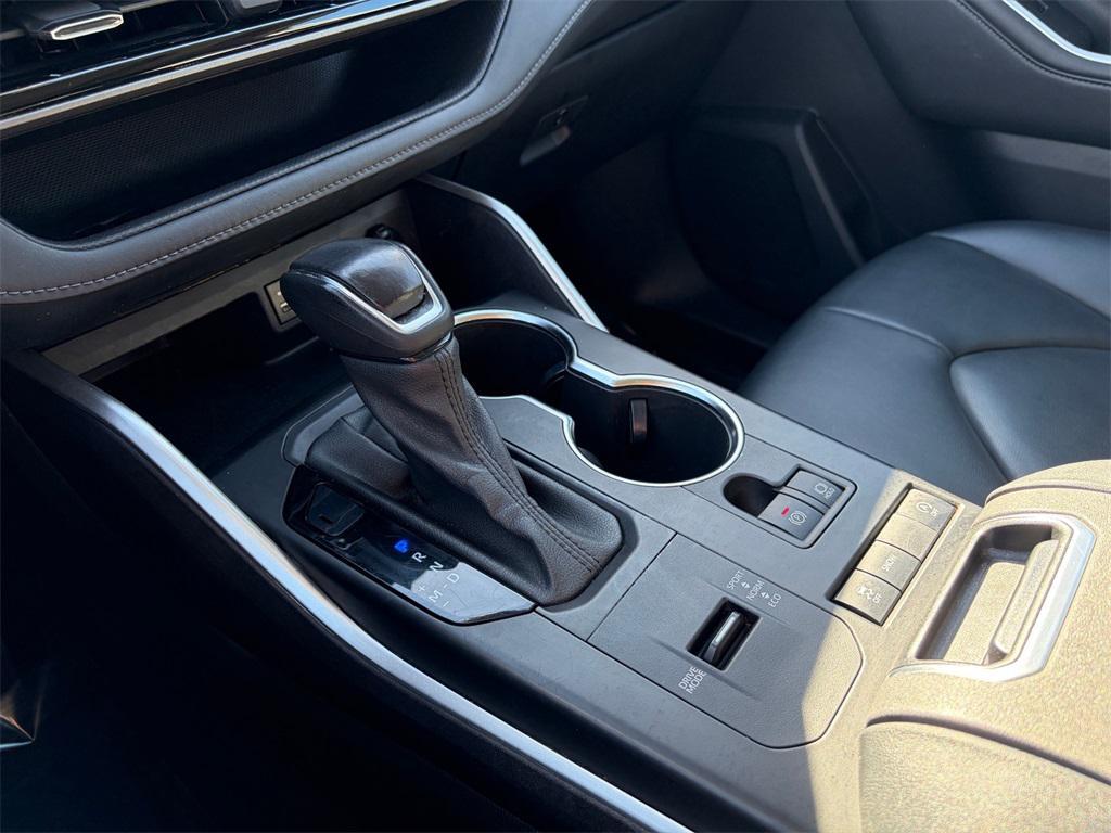 used 2022 Toyota Highlander car, priced at $26,899