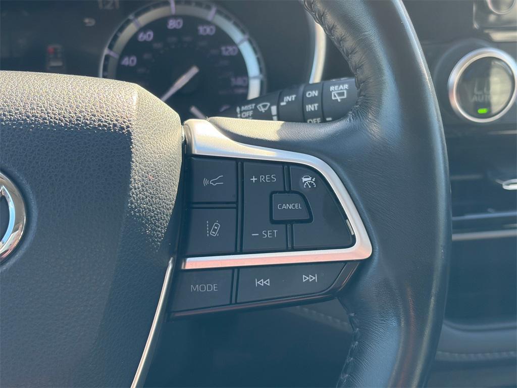 used 2022 Toyota Highlander car, priced at $26,899