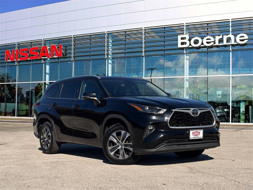 used 2022 Toyota Highlander car, priced at $26,899