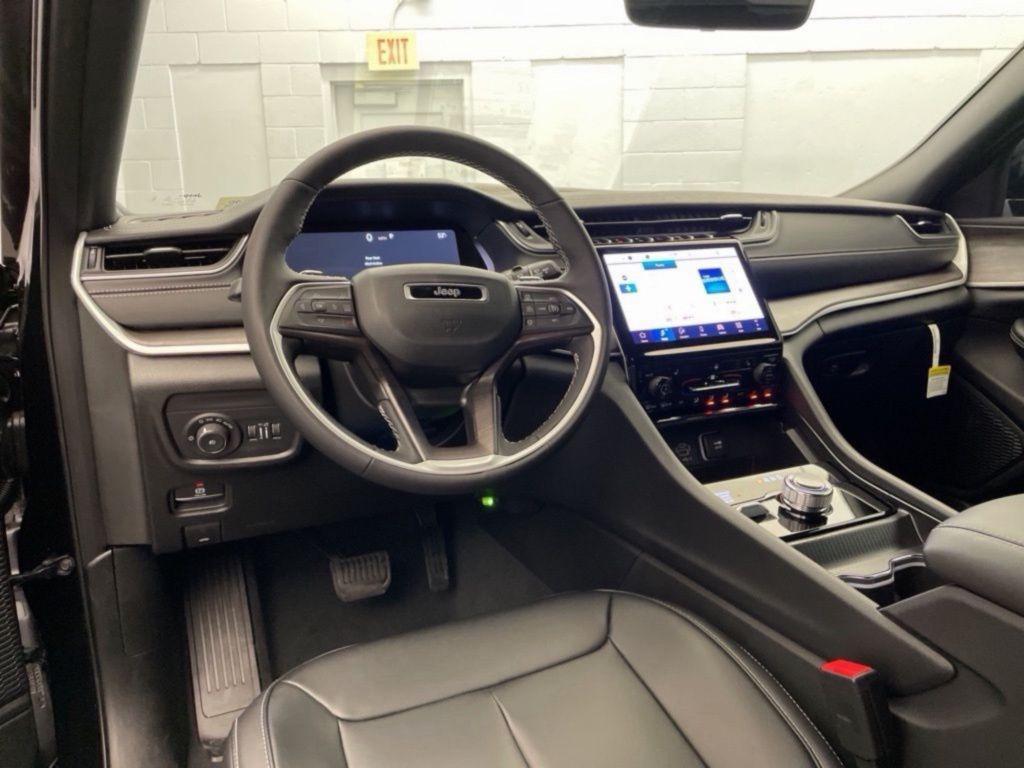 new 2025 Jeep Grand Cherokee car, priced at $47,586