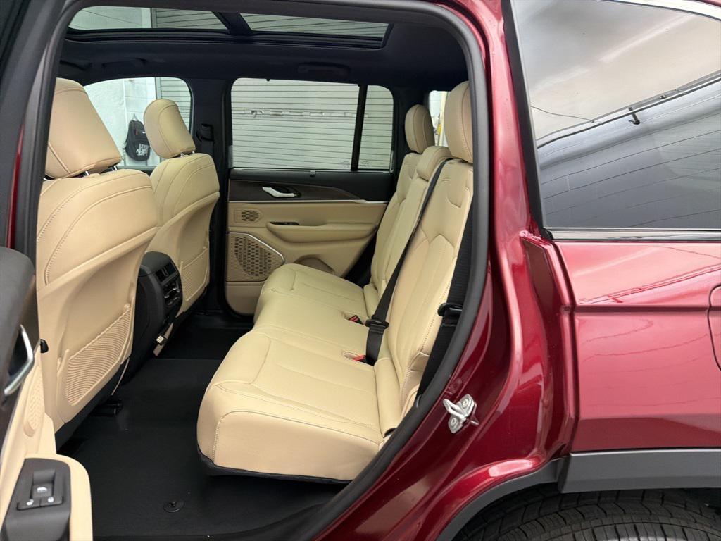 new 2025 Jeep Grand Cherokee car, priced at $45,127