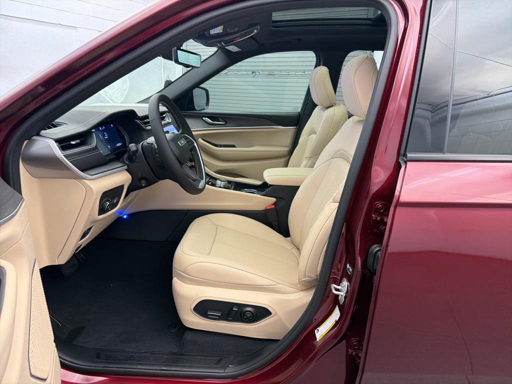 new 2025 Jeep Grand Cherokee car, priced at $45,127