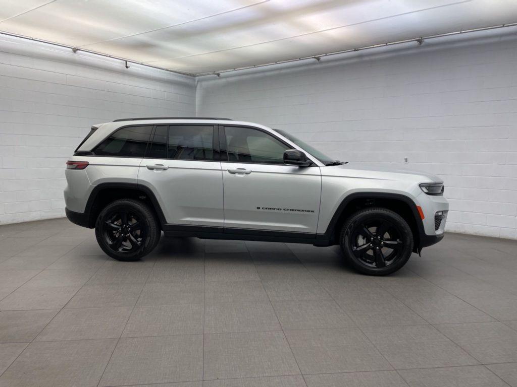 new 2025 Jeep Grand Cherokee car, priced at $45,395