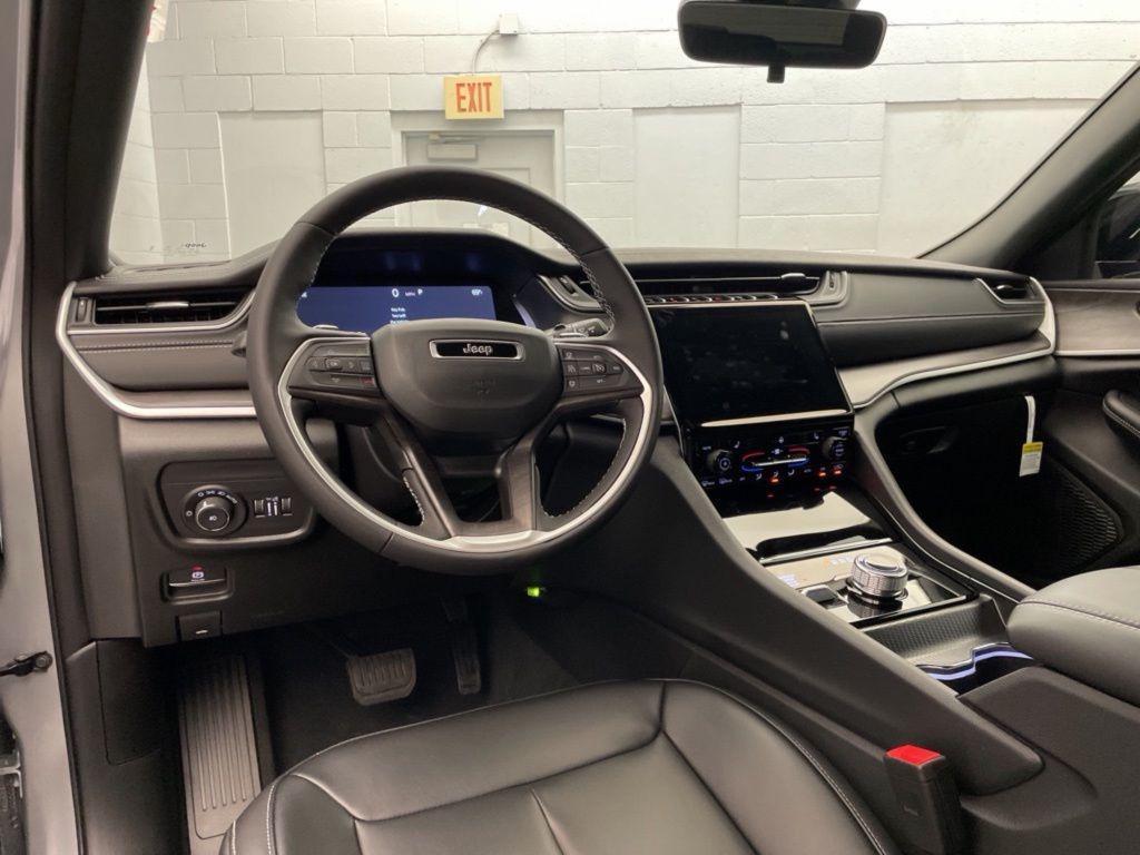 new 2025 Jeep Grand Cherokee car, priced at $45,395