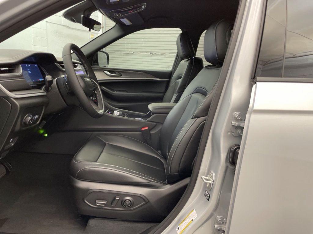 new 2025 Jeep Grand Cherokee car, priced at $45,395