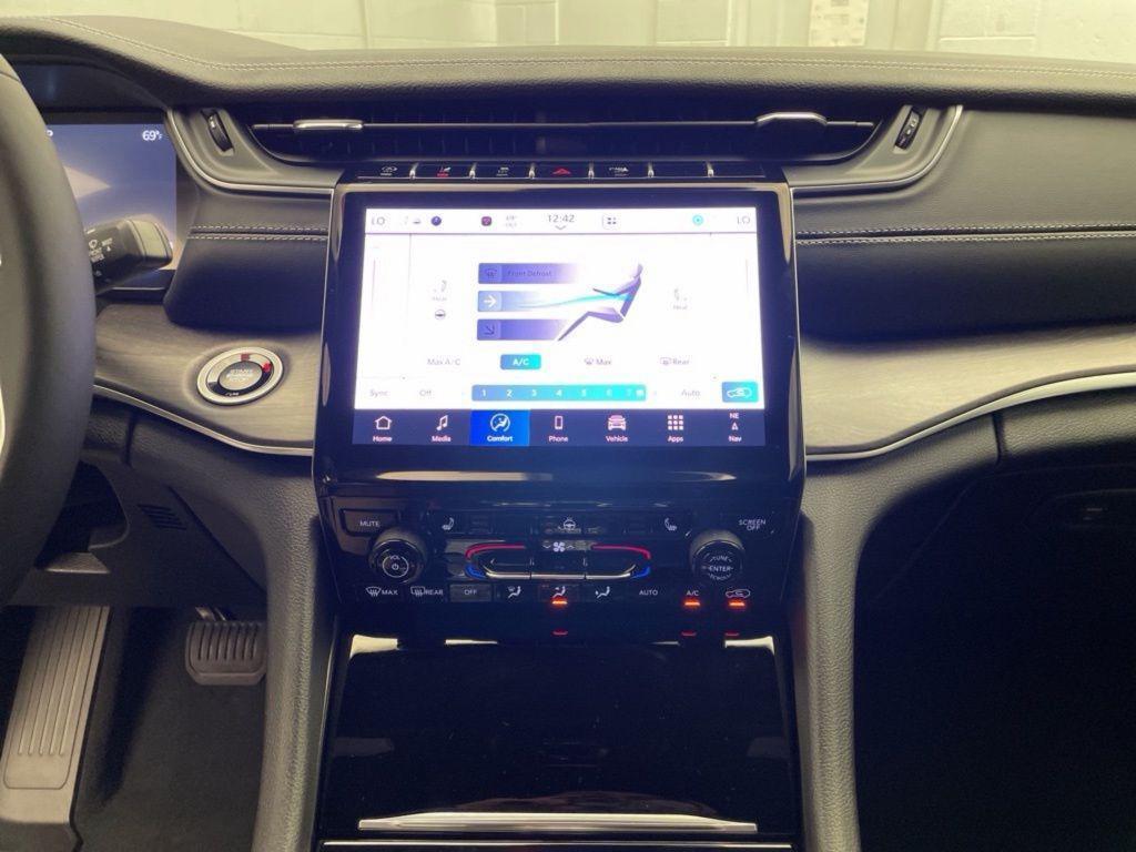 new 2025 Jeep Grand Cherokee car, priced at $45,395