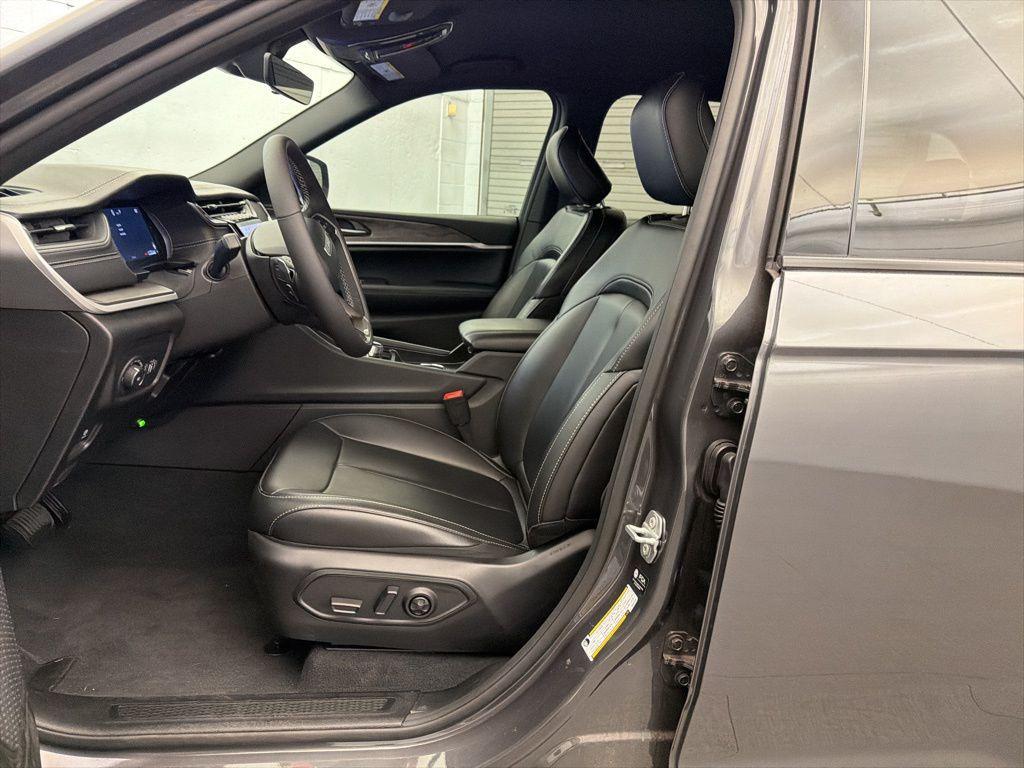 new 2025 Jeep Grand Cherokee car, priced at $43,029