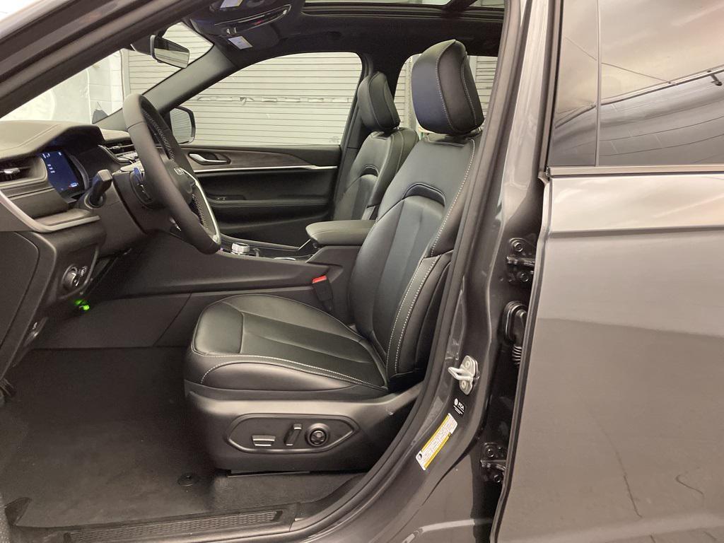 new 2025 Jeep Grand Cherokee car, priced at $46,652