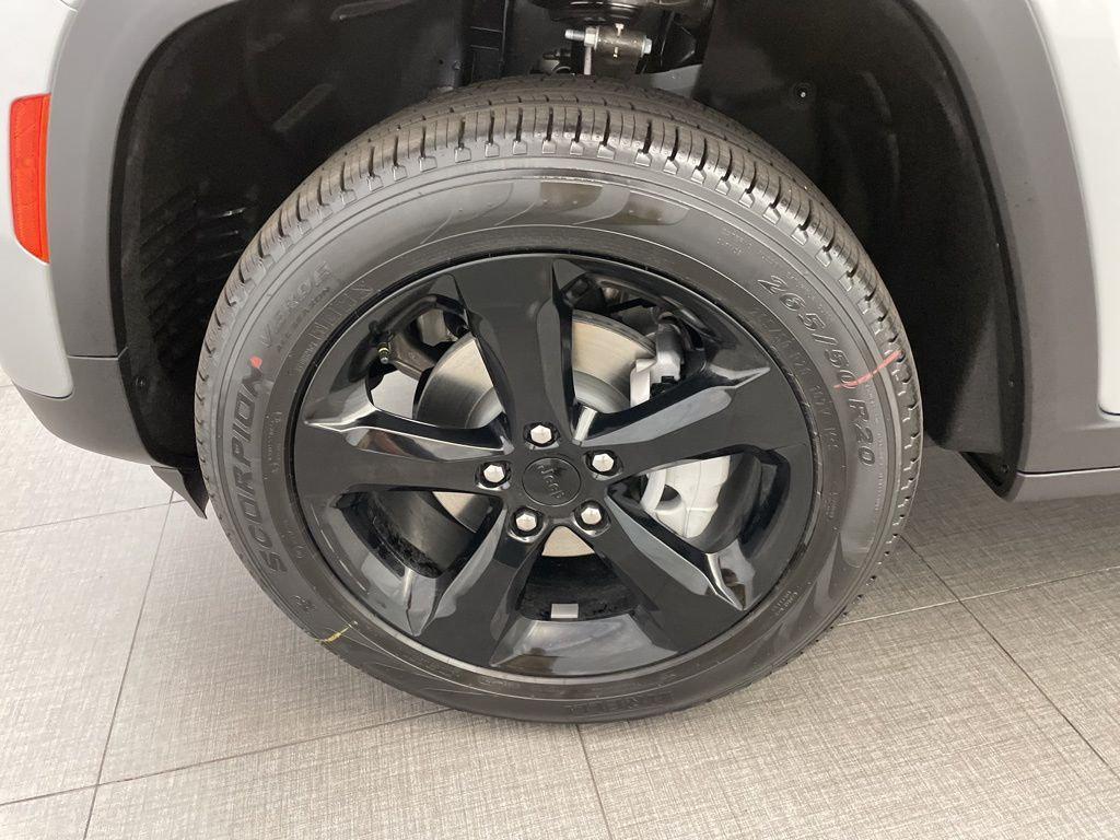 new 2025 Jeep Grand Cherokee car, priced at $43,003