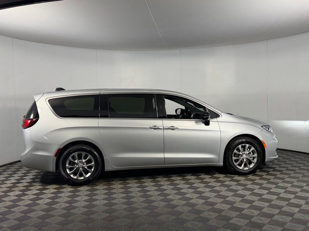 used 2026 Chrysler Pacifica car, priced at $38,975