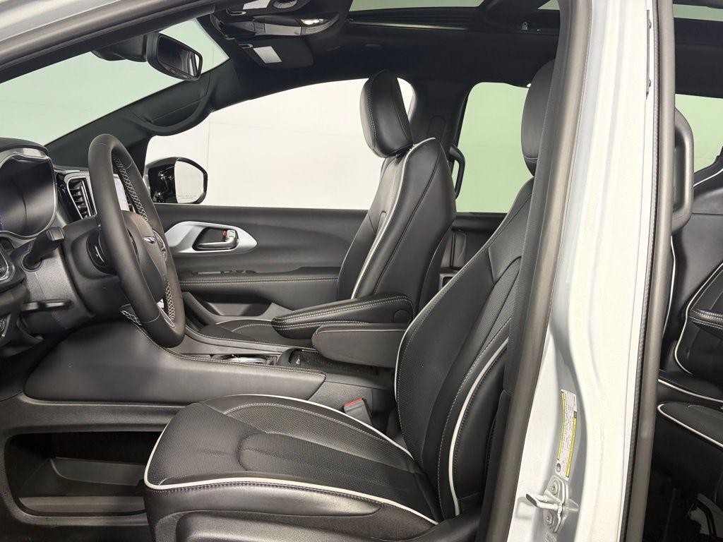 used 2026 Chrysler Pacifica car, priced at $38,975
