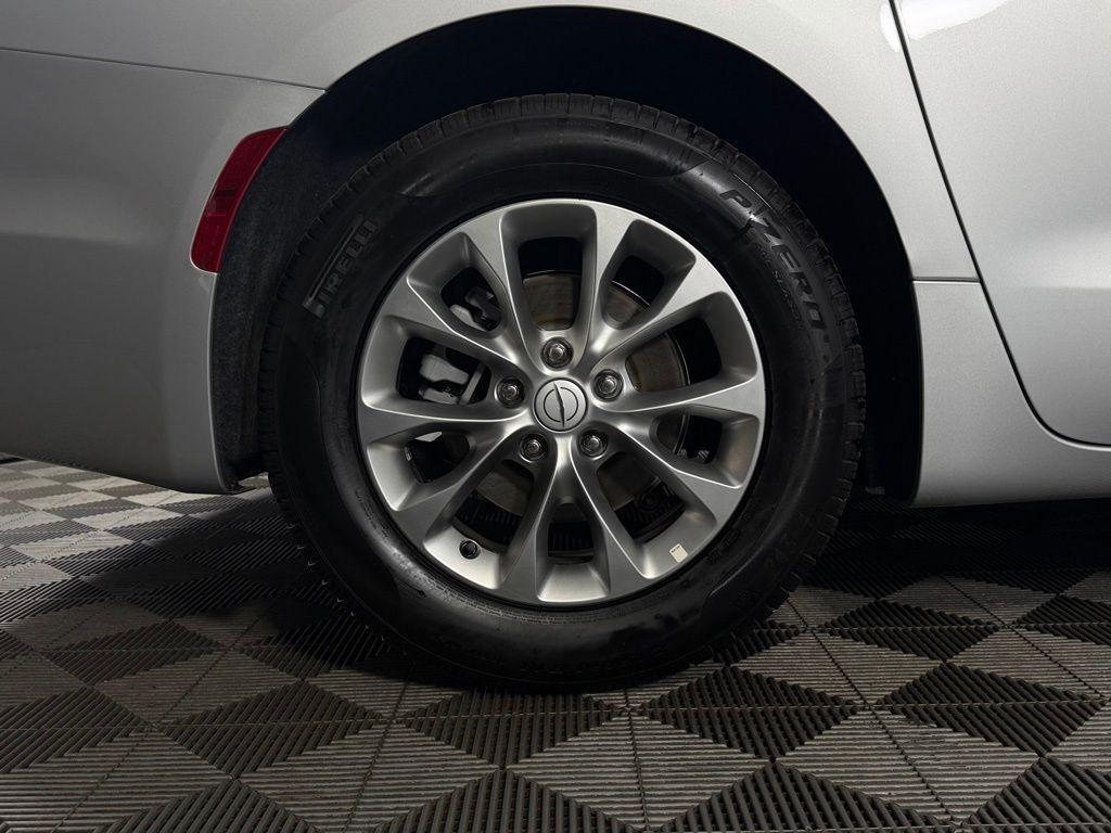 used 2026 Chrysler Pacifica car, priced at $38,975