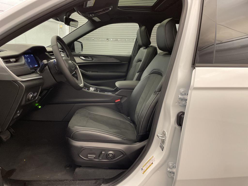 new 2025 Jeep Grand Cherokee car, priced at $37,396