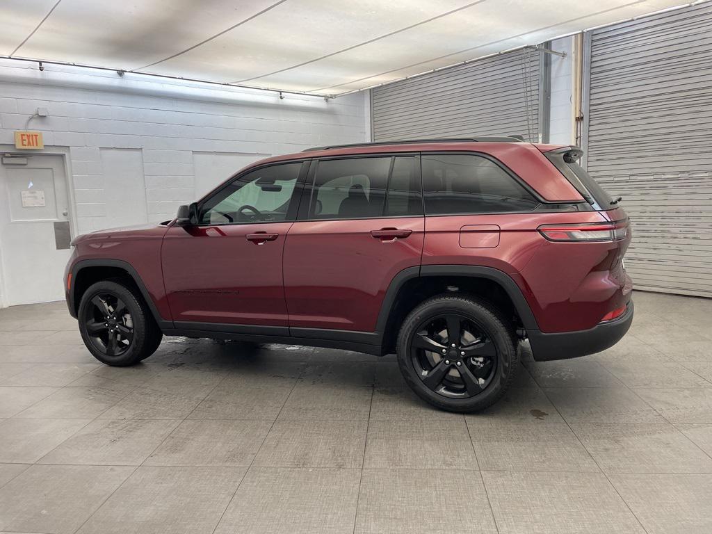 new 2025 Jeep Grand Cherokee car, priced at $43,595