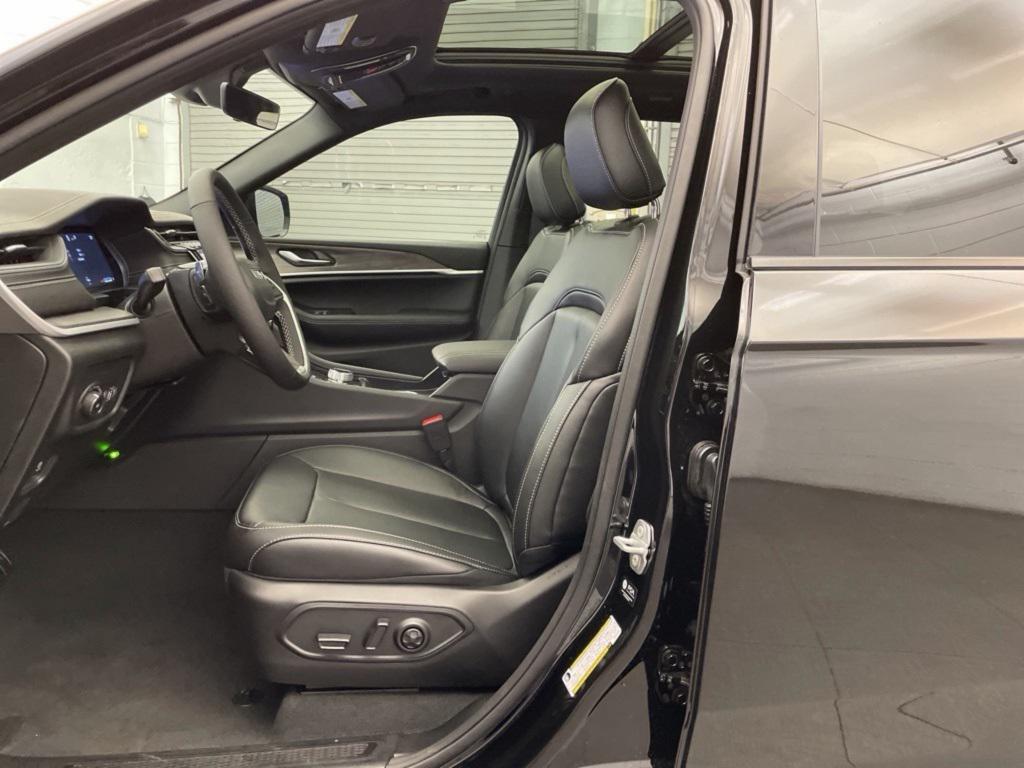 new 2025 Jeep Grand Cherokee car, priced at $45,786