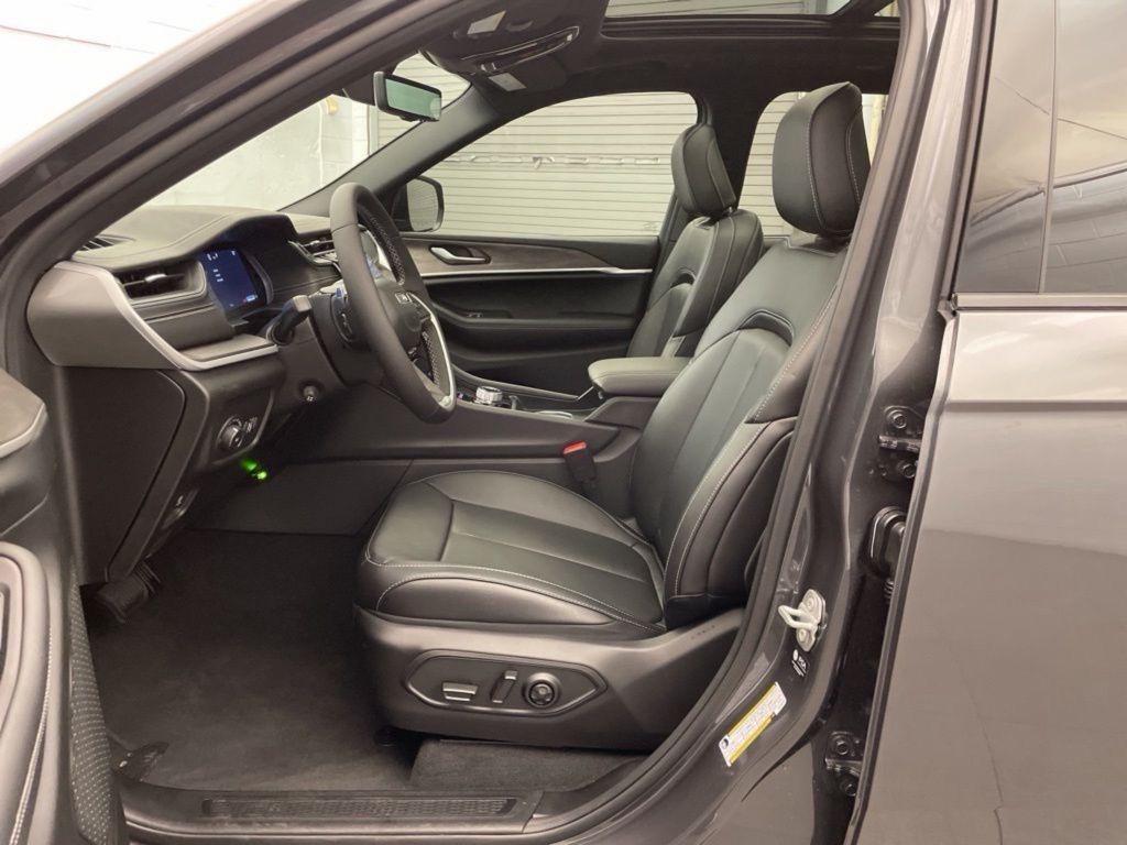 new 2025 Jeep Grand Cherokee car, priced at $45,387