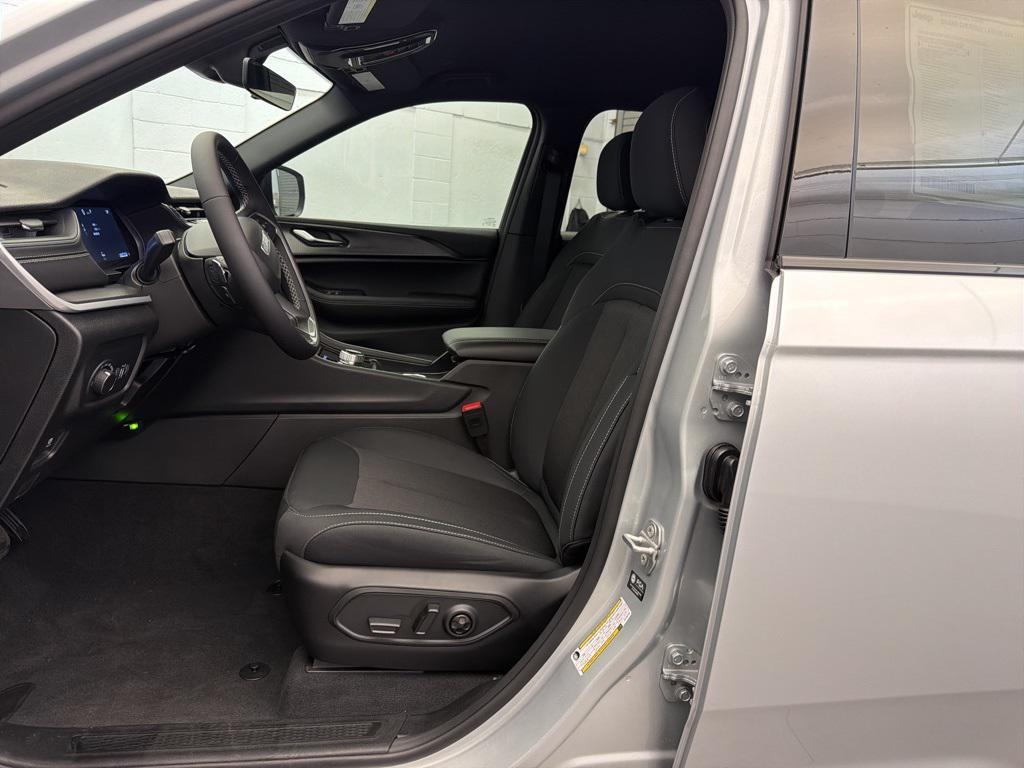 new 2025 Jeep Grand Cherokee car, priced at $33,372