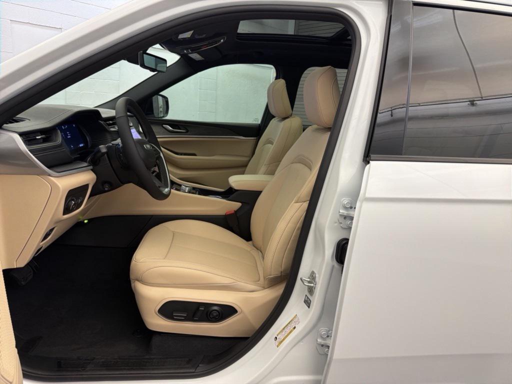 new 2025 Jeep Grand Cherokee car, priced at $44,569