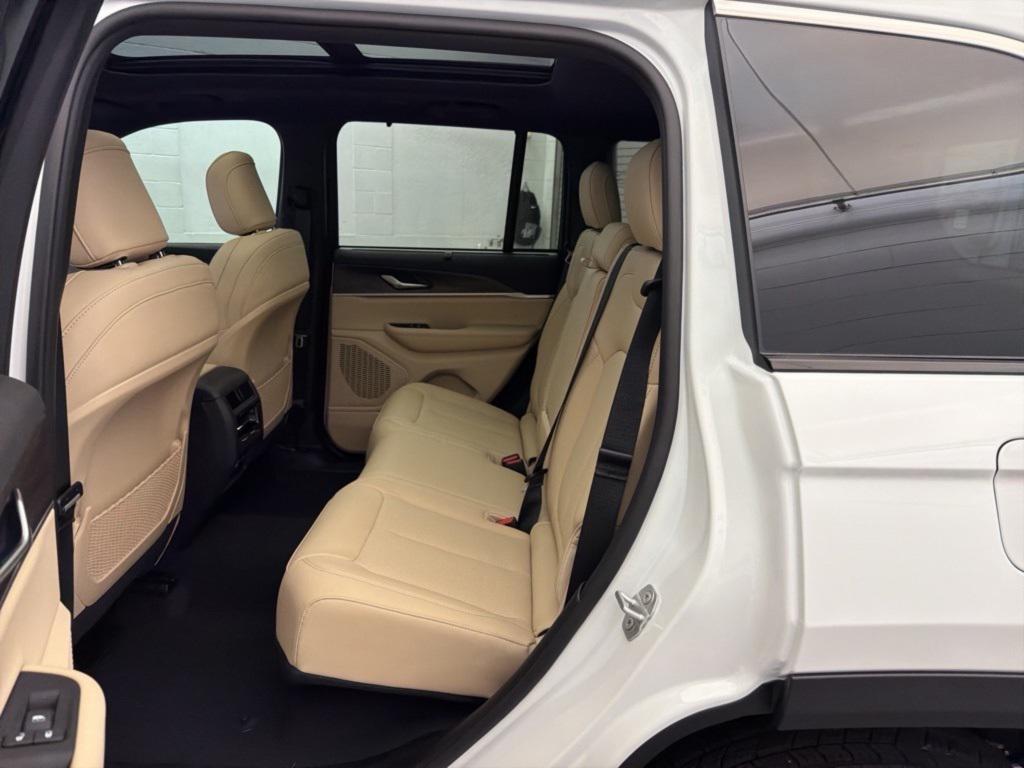 new 2025 Jeep Grand Cherokee car, priced at $44,569