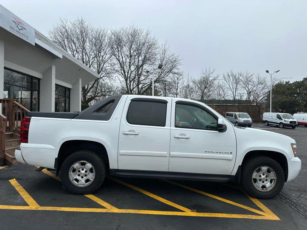 used 2007 Chevrolet Avalanche car, priced at $6,495