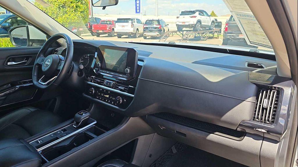 2022 Brilliant Silver Metallic Nissan Pathfinder