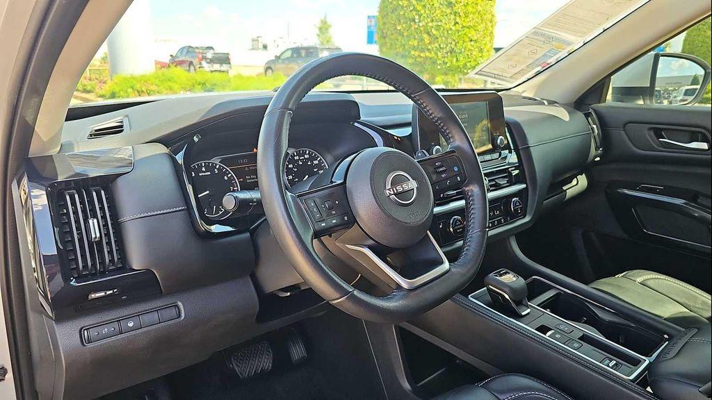 2022 Brilliant Silver Metallic Nissan Pathfinder