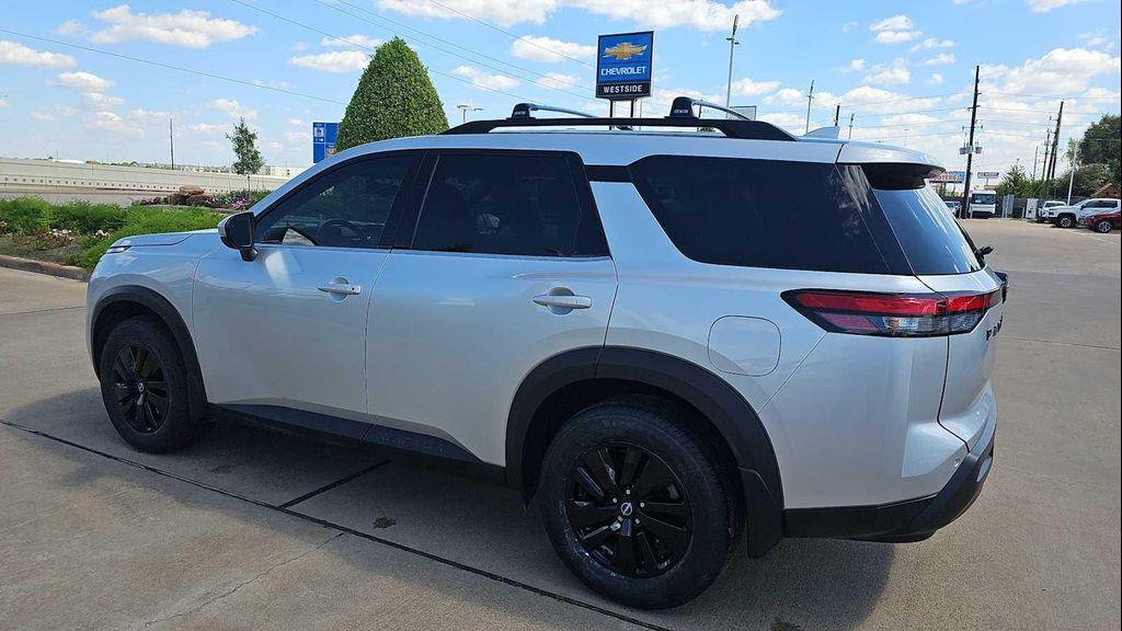 2022 Brilliant Silver Metallic Nissan Pathfinder