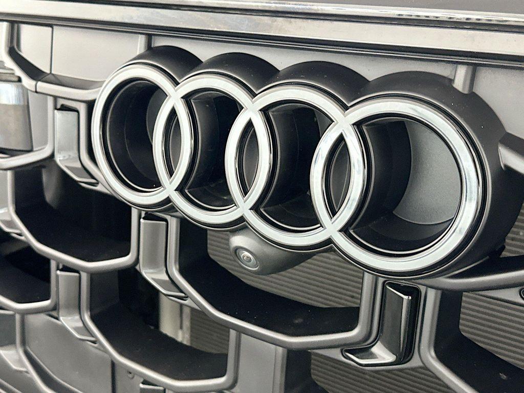 Audi Q8 view 36