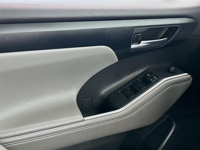used 2022 Toyota Highlander car, priced at $33,737