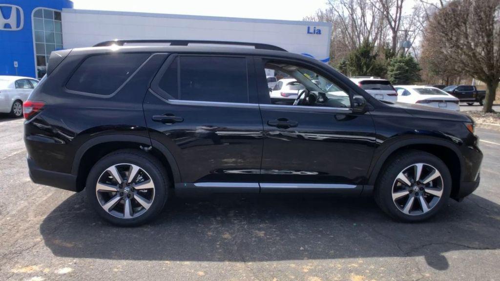 new 2025 Honda Pilot car, priced at $55,305