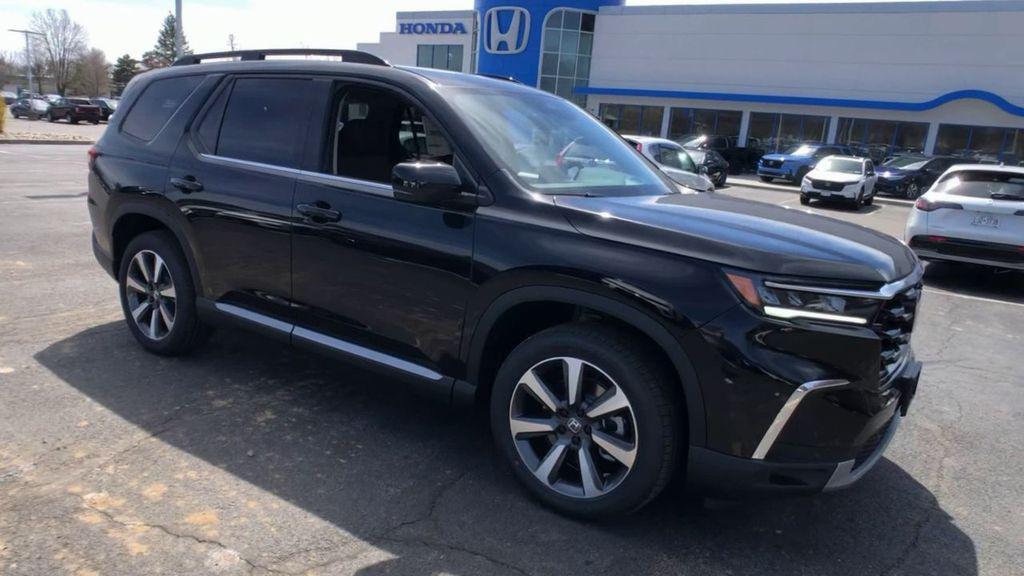 new 2025 Honda Pilot car, priced at $55,305