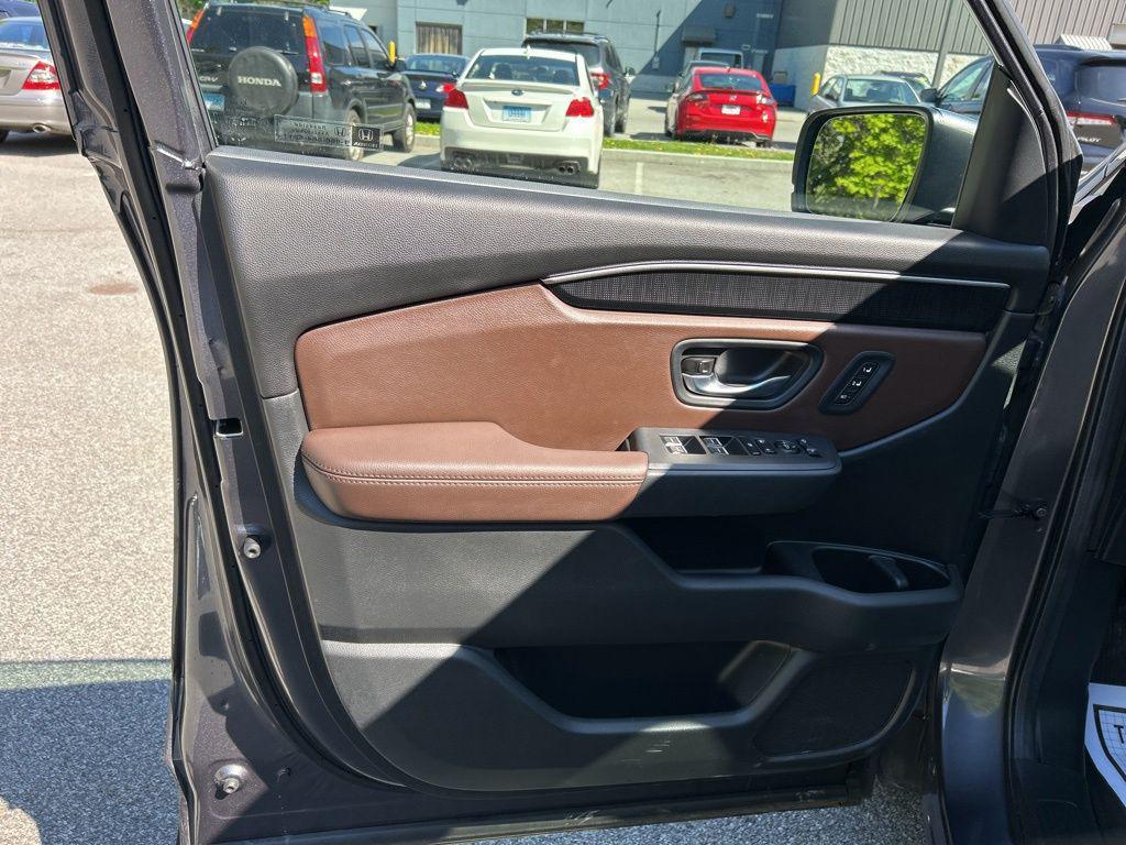 used 2025 Honda Pilot car, priced at $49,997