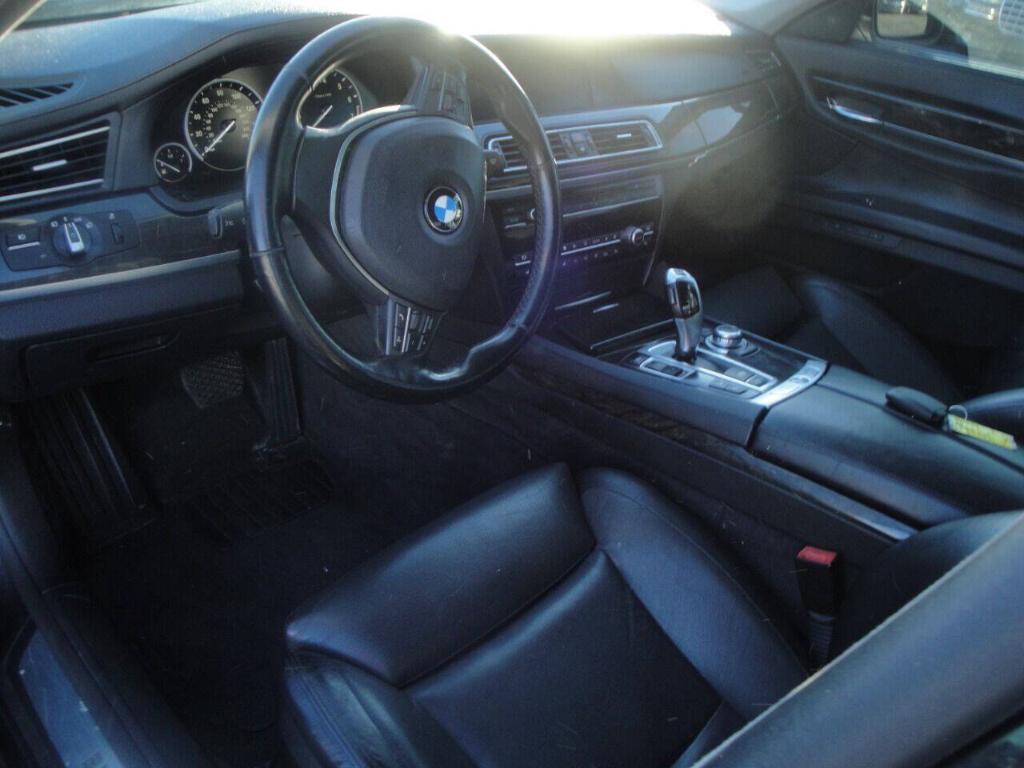BMW 7 Series view 9