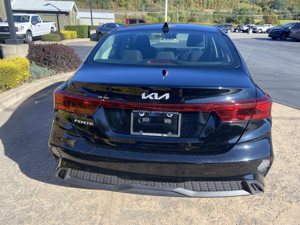 2024 Aurora Black Kia Forte