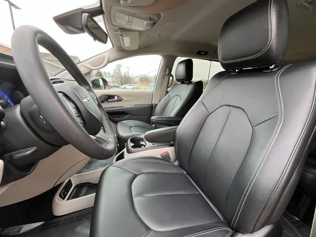 used 2024 Chrysler Pacifica car, priced at $27,595