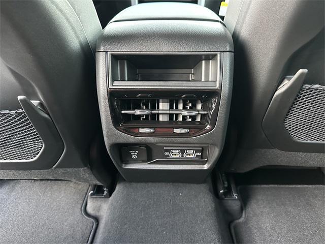 new 2025 Jeep Grand Cherokee car, priced at $43,575