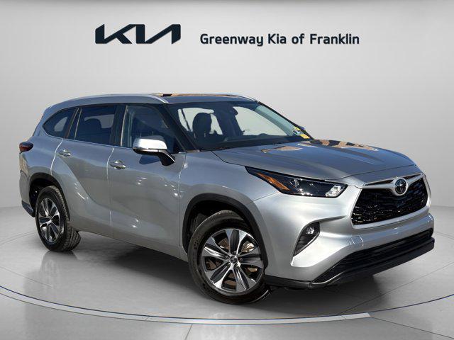 used 2023 Toyota Highlander car, priced at $31,900