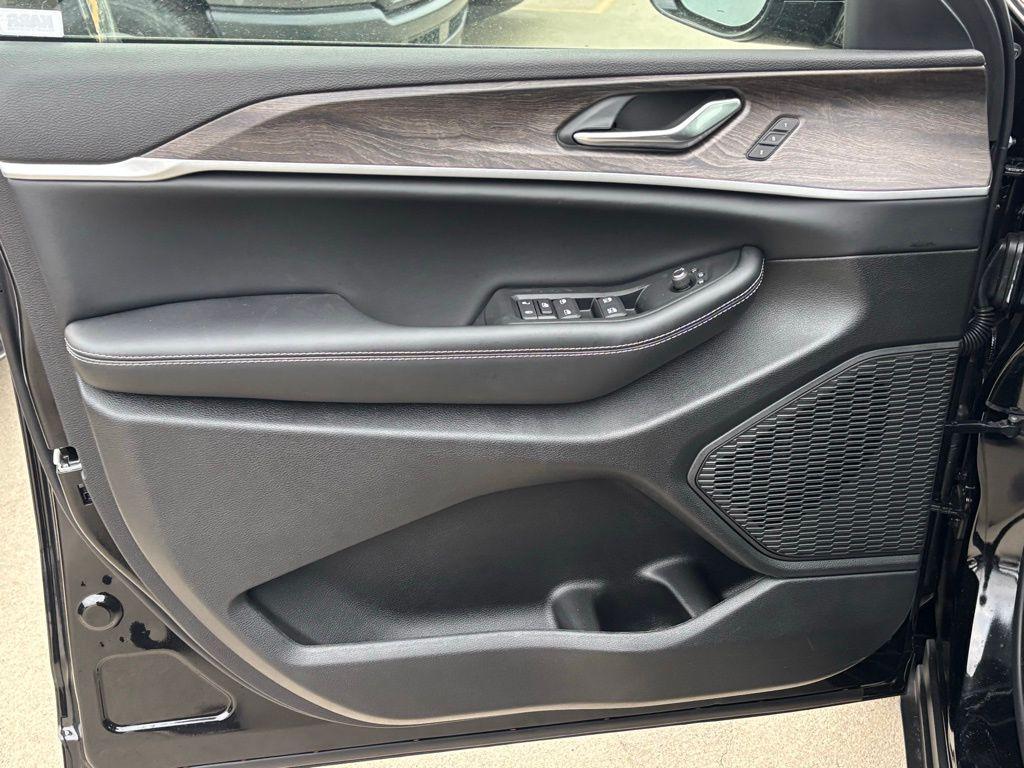 new 2025 Jeep Grand Cherokee car, priced at $44,219