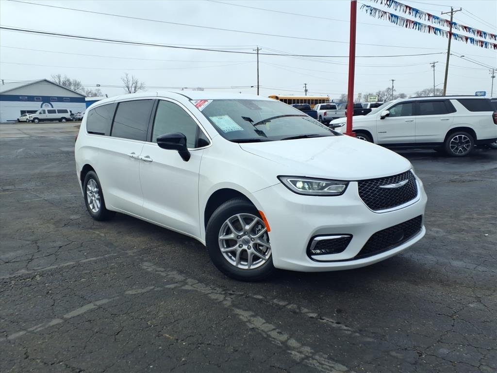 used 2025 Chrysler Pacifica car, priced at $33,995