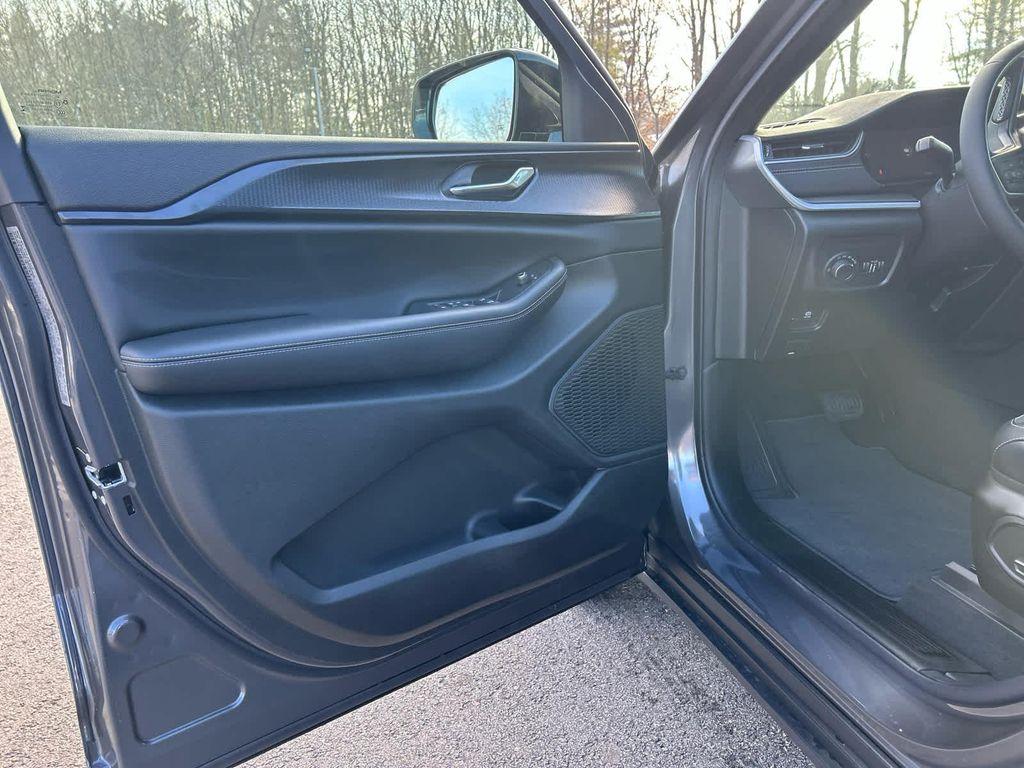 new 2025 Jeep Grand Cherokee car, priced at $42,250