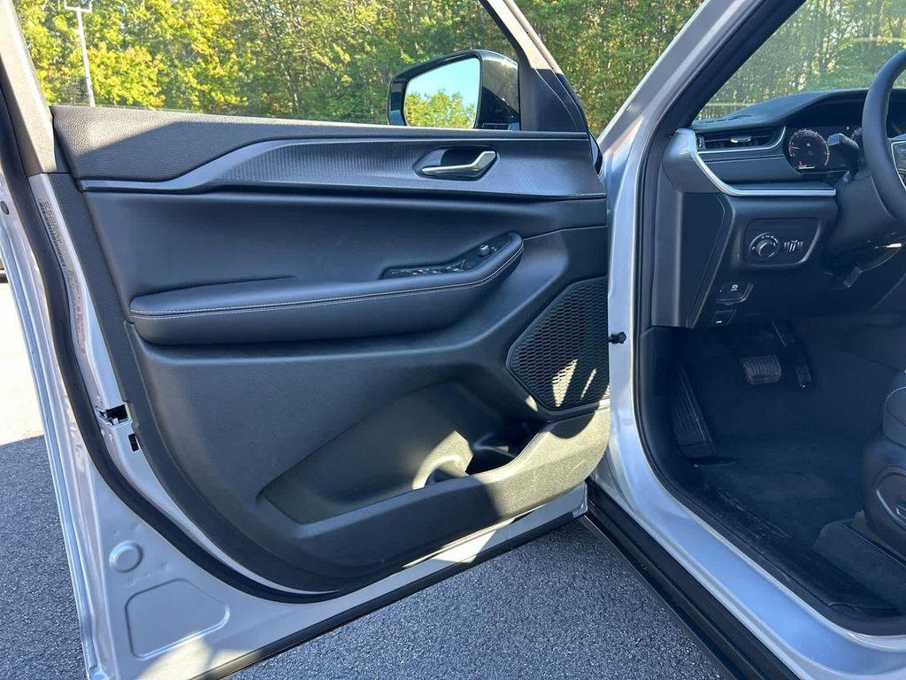 new 2025 Jeep Grand Cherokee car, priced at $41,750