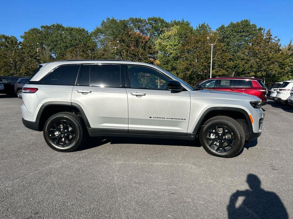 new 2025 Jeep Grand Cherokee car, priced at $41,750