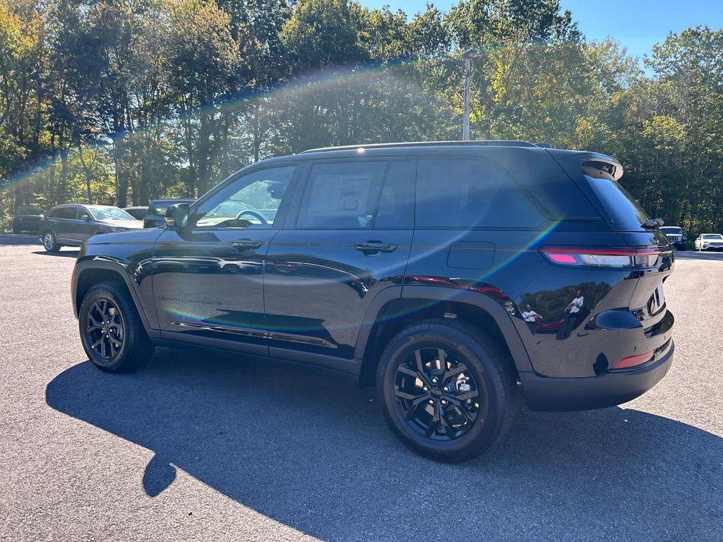new 2025 Jeep Grand Cherokee car, priced at $42,750