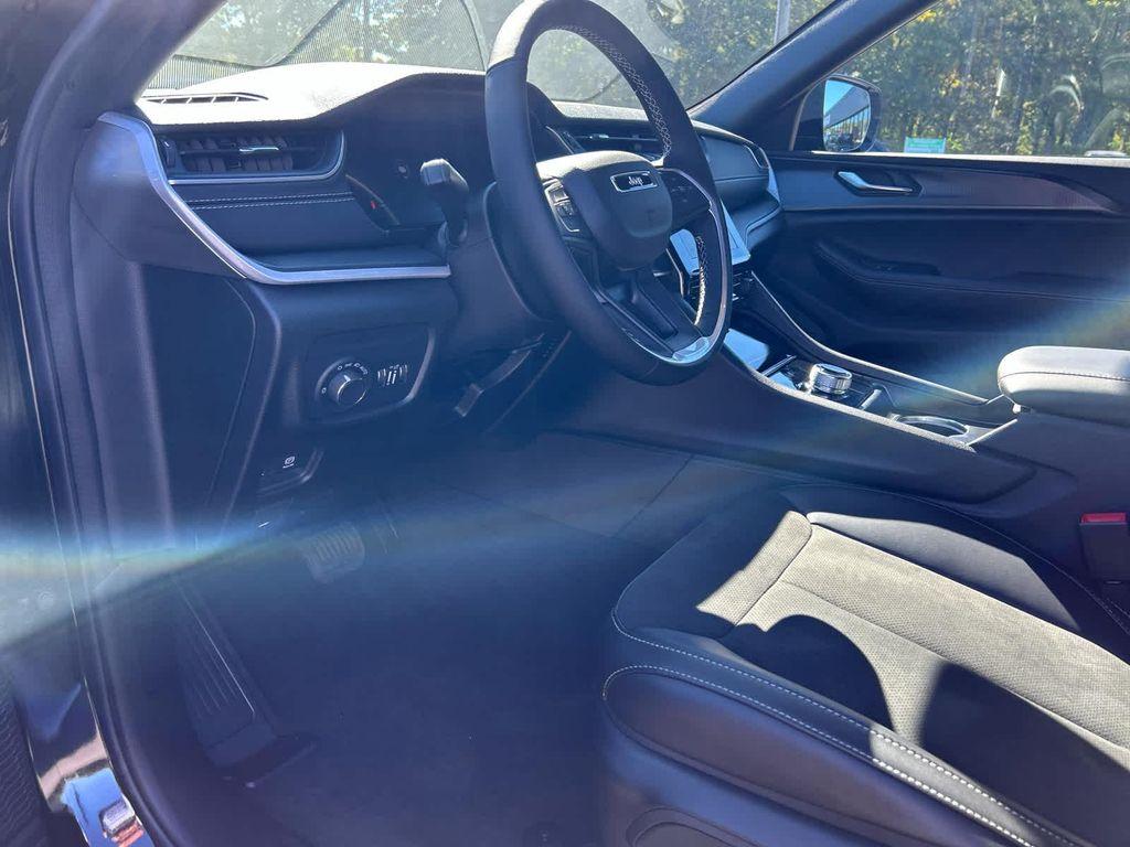 new 2025 Jeep Grand Cherokee car, priced at $42,750