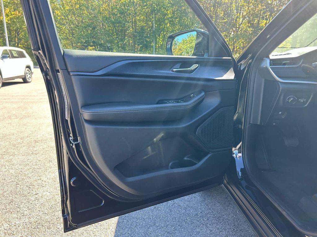 new 2025 Jeep Grand Cherokee car, priced at $42,750