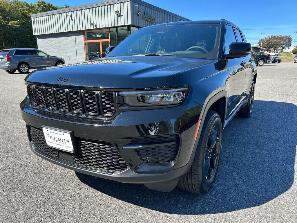 new 2025 Jeep Grand Cherokee car, priced at $42,750
