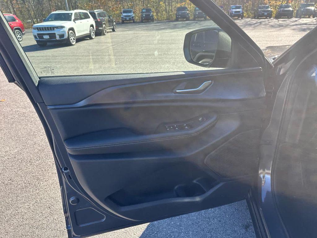 new 2025 Jeep Grand Cherokee car, priced at $37,750