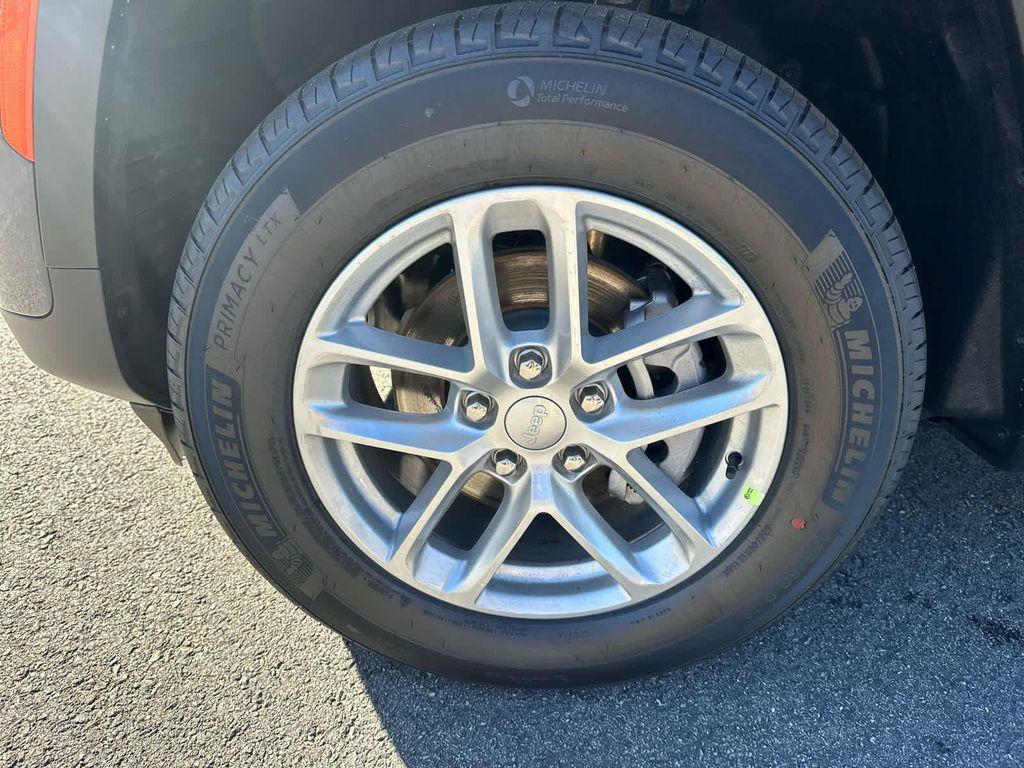 new 2025 Jeep Grand Cherokee car, priced at $37,750