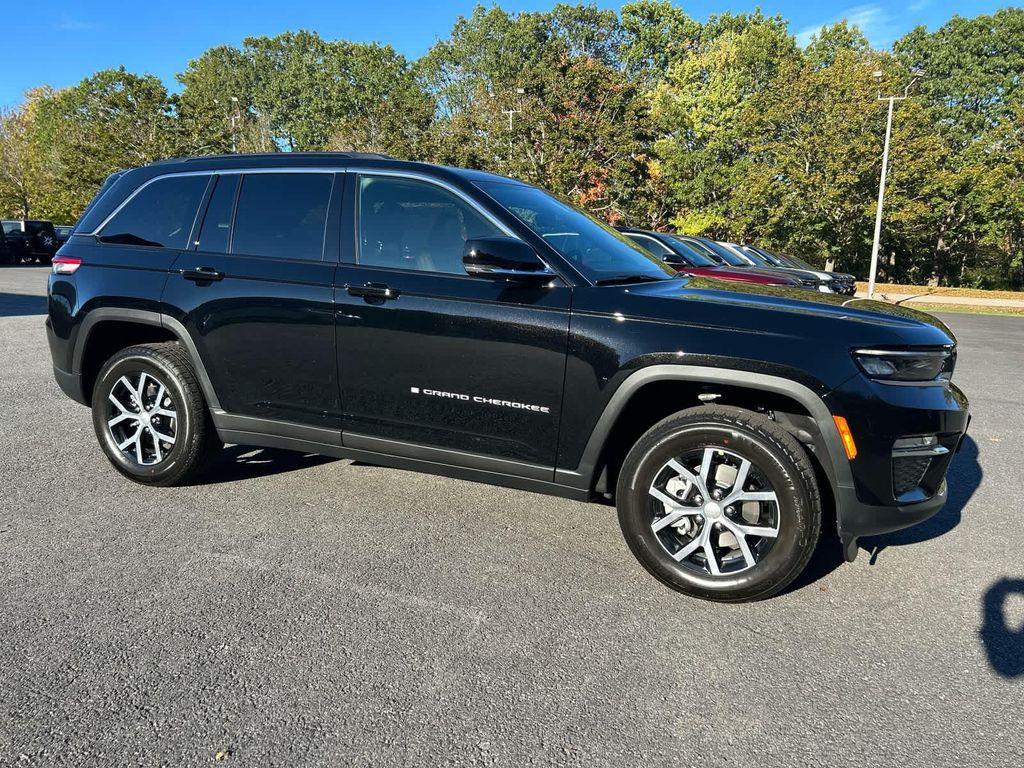 new 2025 Jeep Grand Cherokee car, priced at $48,500